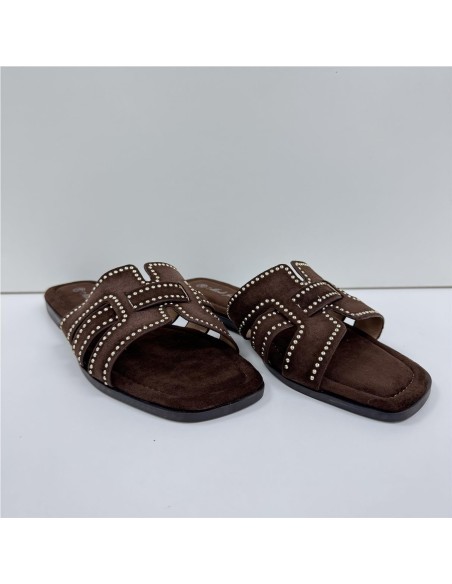SANDALIA PLANA TACHAS MARRON