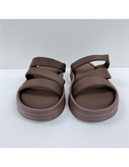 SANDALIA TIRAS PLANTA SUAVE MARRON