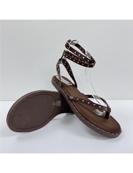 SANDALIA AMARRADA DE TACHAS MARRON