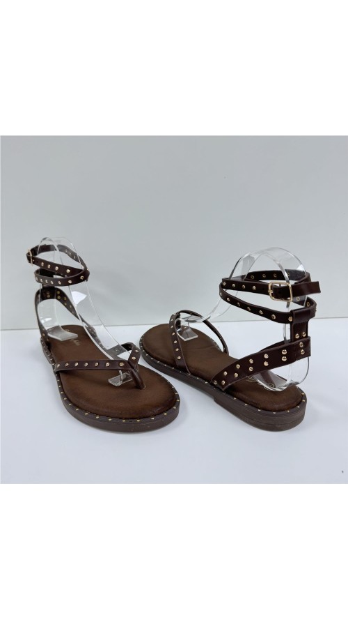 SANDALIA AMARRADA DE TACHAS MARRON