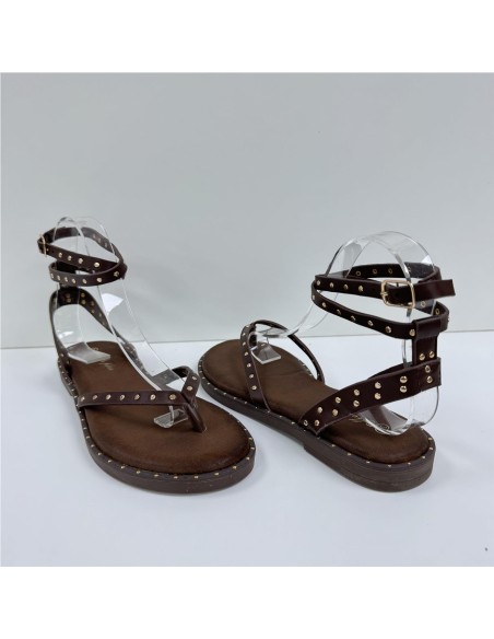SANDALIA AMARRADA DE TACHAS MARRON