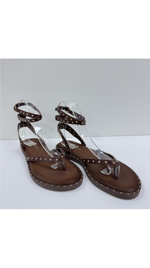 SANDALIA AMARRADA DE TACHAS MARRON
