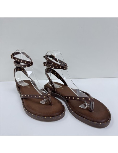 SANDALIA AMARRADA DE TACHAS MARRON