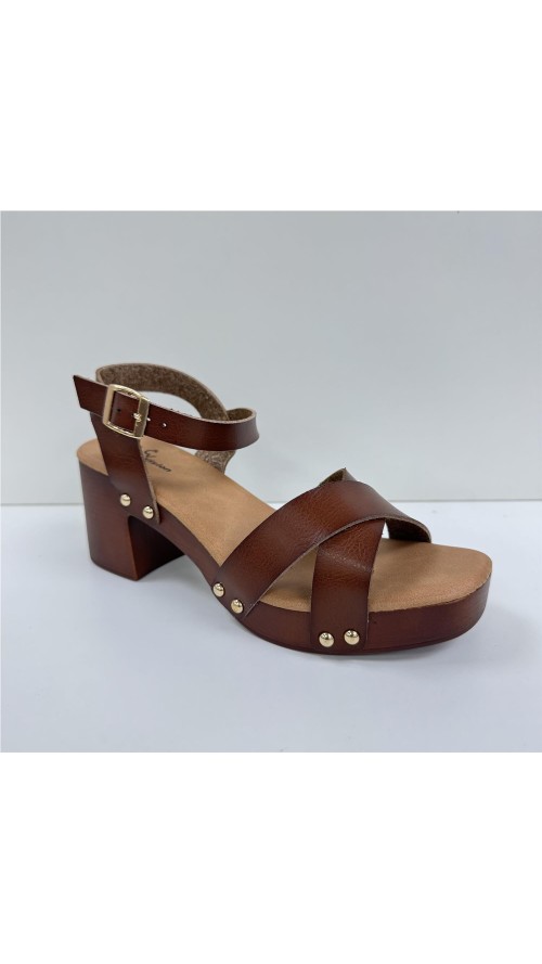 SANDALIA DE TACON DE MADERA CUERO