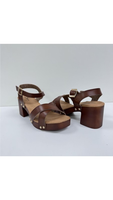 SANDALIA DE TACON DE MADERA CUERO 2
