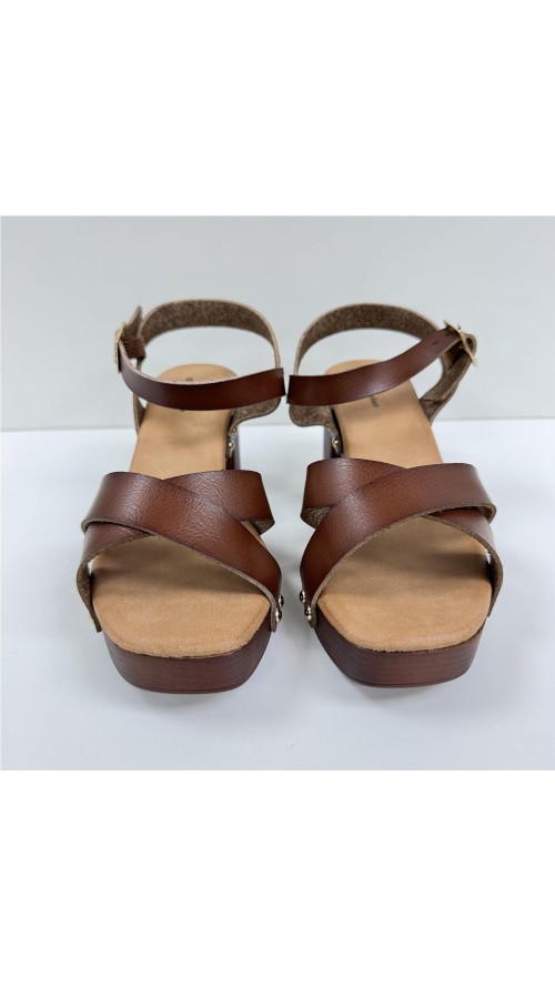 SANDALIA DE TACON DE MADERA CUERO