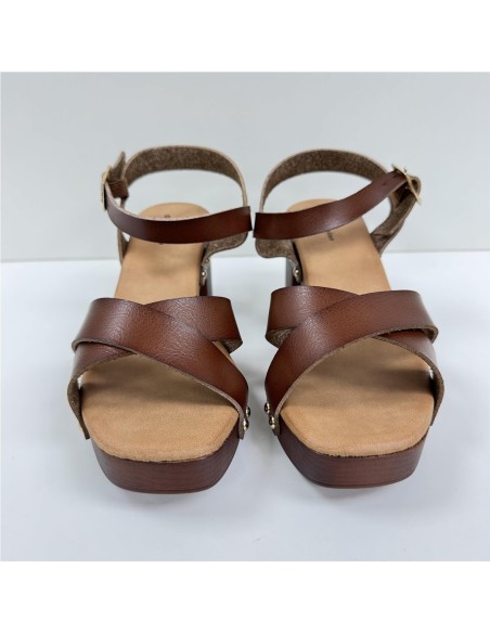 SANDALIA DE TACON DE MADERA CUERO