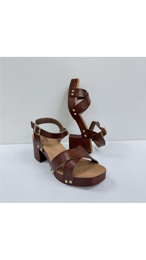 SANDALIA DE TACON DE MADERA CUERO