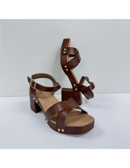 SANDALIA DE TACON DE MADERA CUERO