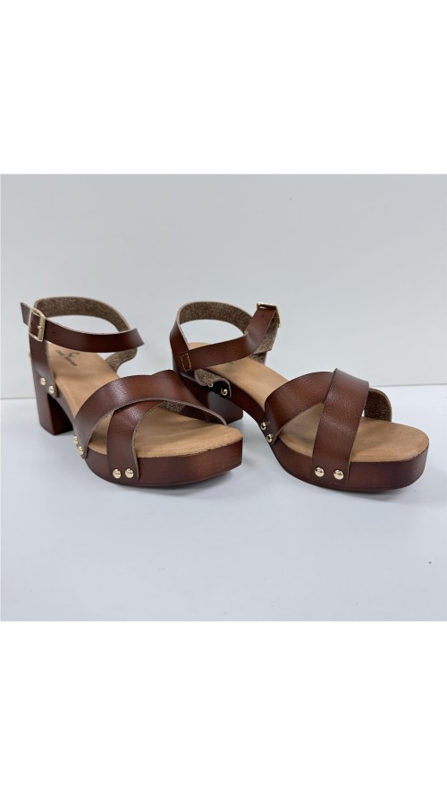 SANDALIA DE TACON DE MADERA CUERO