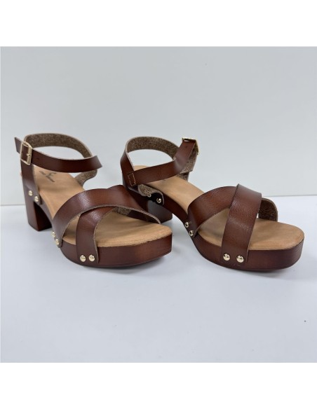 SANDALIA DE TACON DE MADERA CUERO