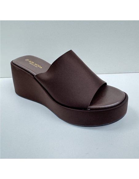 SANDALIA DE CUÑA DE TELA MARRON