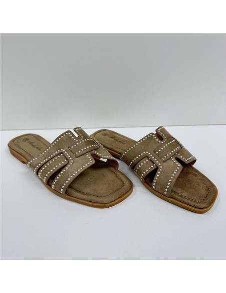 SANDALIA PLANA TACHAS TAUPE