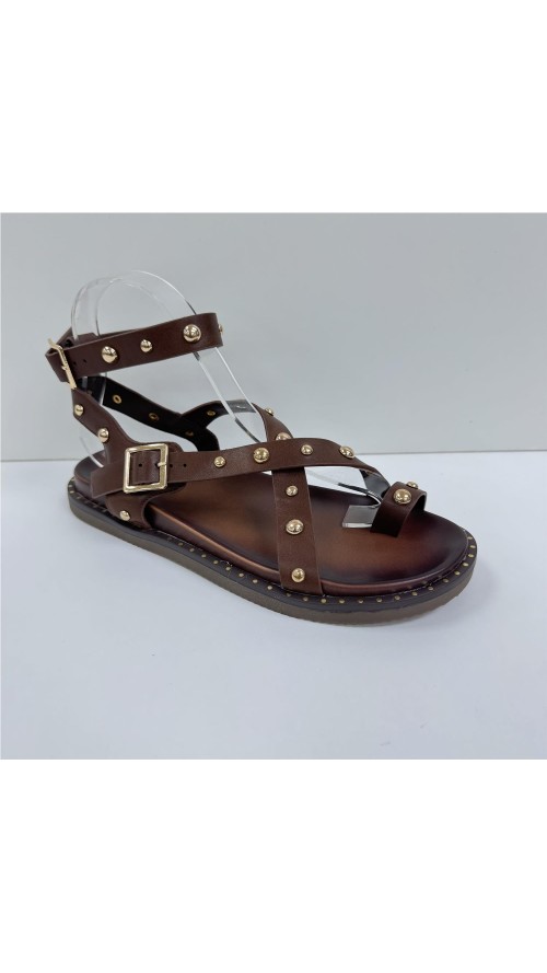 SANDALIA DEDO TACHUELAS AMARRA MARRON
