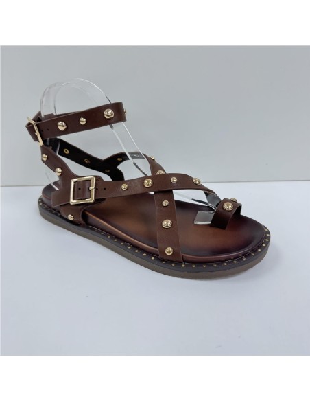 SANDALIA DEDO TACHUELAS AMARRA MARRON