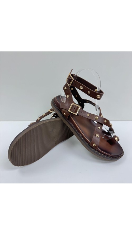 SANDALIA DEDO TACHUELAS AMARRA MARRON