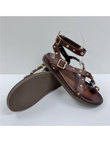SANDALIA DEDO TACHUELAS AMARRA MARRON