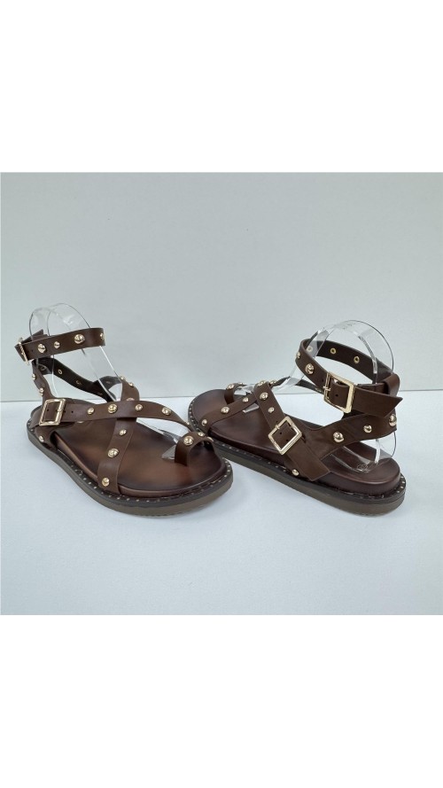 SANDALIA DEDO TACHUELAS AMARRA MARRON