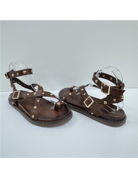 SANDALIA DEDO TACHUELAS AMARRA MARRON