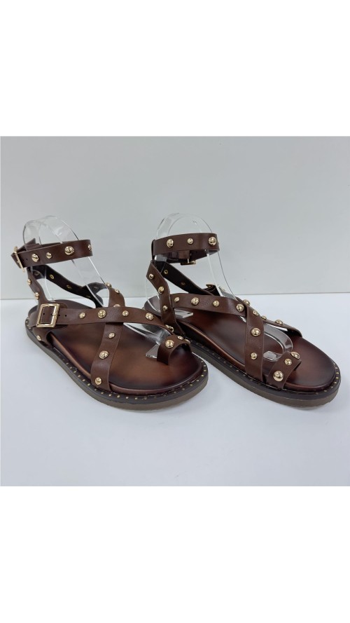 SANDALIA DEDO TACHUELAS AMARRA MARRON
