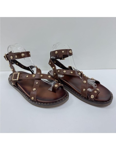 SANDALIA DEDO TACHUELAS AMARRA MARRON