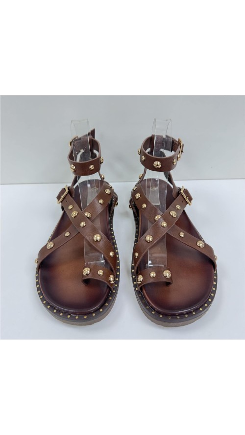 SANDALIA DEDO TACHUELAS AMARRA MARRON