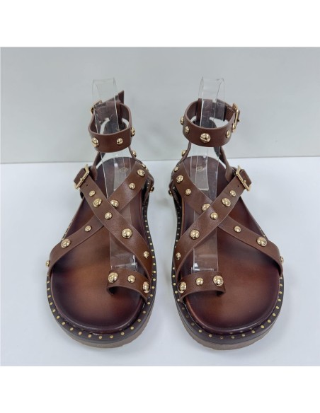 SANDALIA DEDO TACHUELAS AMARRA MARRON
