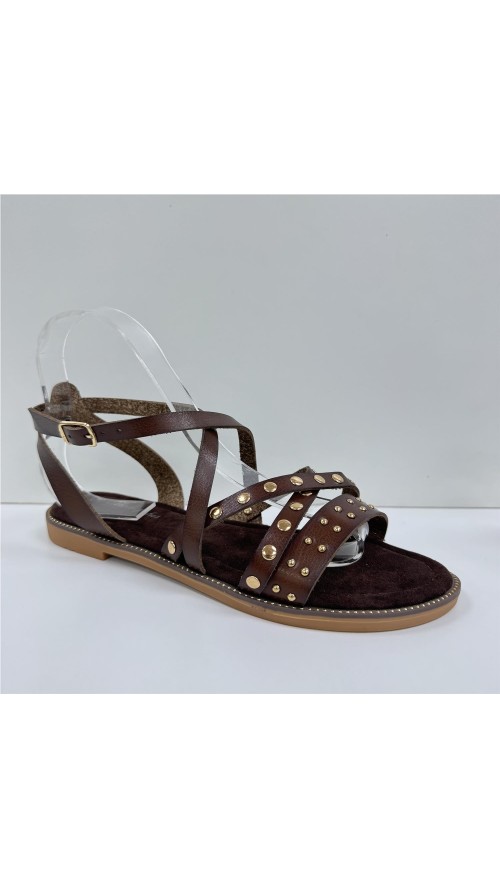 SANDALIA CRUZADA CON TACHUELA MARRON