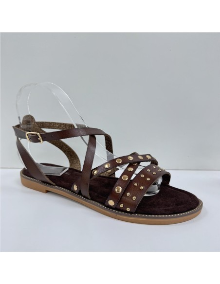 SANDALIA CRUZADA CON TACHUELA MARRON
