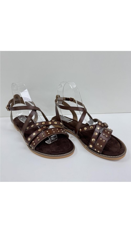 SANDALIA CRUZADA CON TACHUELA MARRON