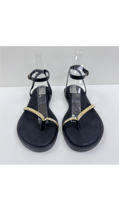 SANDALIA PLANA CON ADORNO ORO NEGRO
