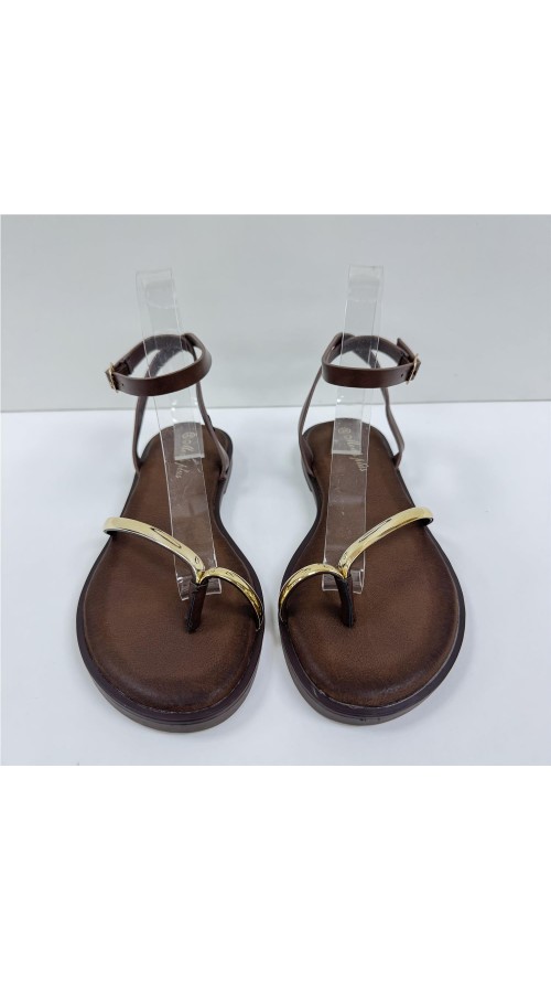SANDALIA PLANA CON ADORNO ORO MARRON