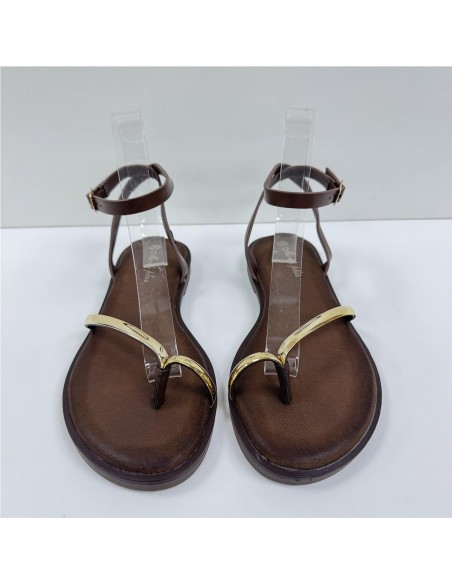 SANDALIA PLANA CON ADORNO ORO MARRON