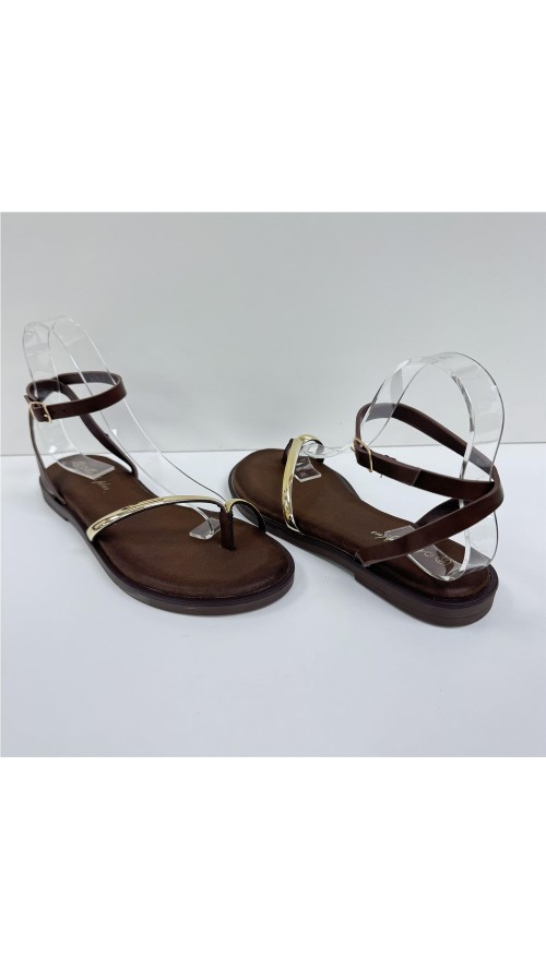 SANDALIA PLANA CON ADORNO ORO MARRON