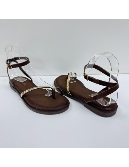 SANDALIA PLANA CON ADORNO ORO MARRON