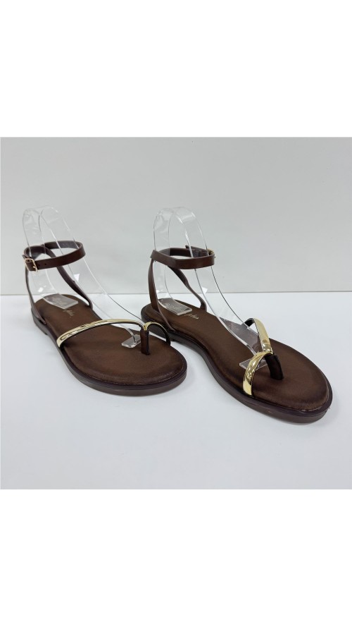 SANDALIA PLANA CON ADORNO ORO MARRON