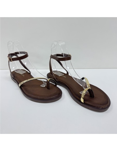 SANDALIA PLANA CON ADORNO ORO MARRON