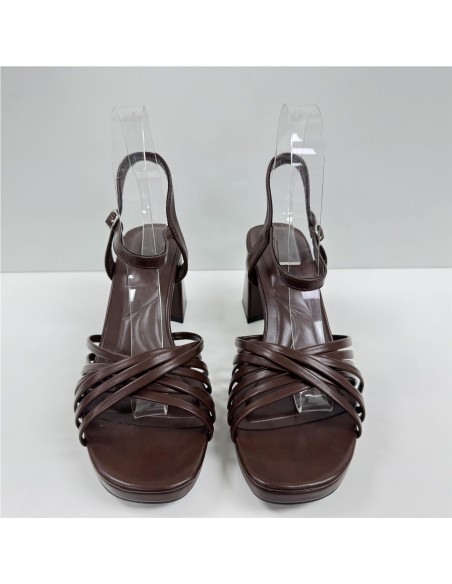 SANDALIA DE TIRAS DE NAPA MARRON