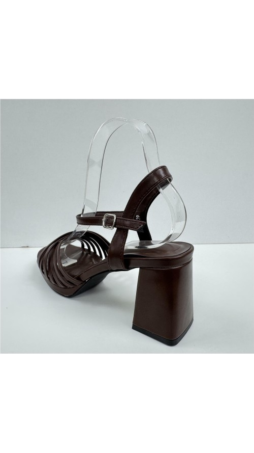 SANDALIA DE TIRAS DE NAPA MARRON