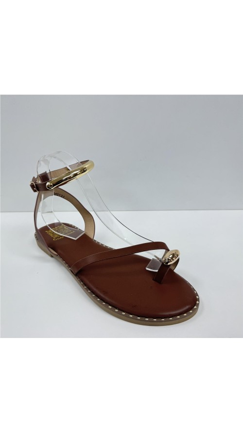SANDALIA DE TIRAS CON ADORNOS MARRON