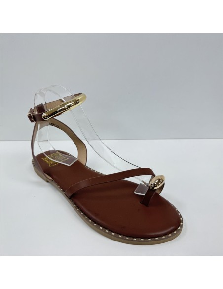 SANDALIA DE TIRAS CON ADORNOS MARRON