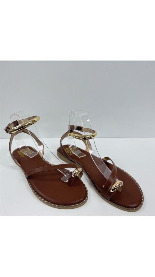 SANDALIA DE TIRAS CON ADORNOS MARRON