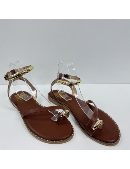 SANDALIA DE TIRAS CON ADORNOS MARRON