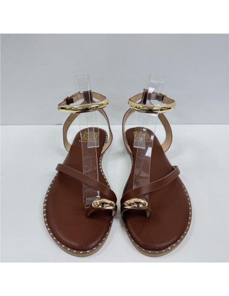 SANDALIA DE TIRAS CON ADORNOS MARRON