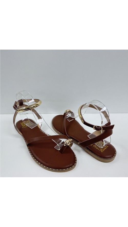 SANDALIA DE TIRAS CON ADORNOS MARRON