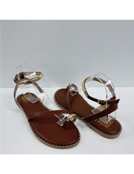 SANDALIA DE TIRAS CON ADORNOS MARRON