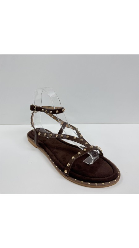 SANDALIA PLANA TACHAS MARRON