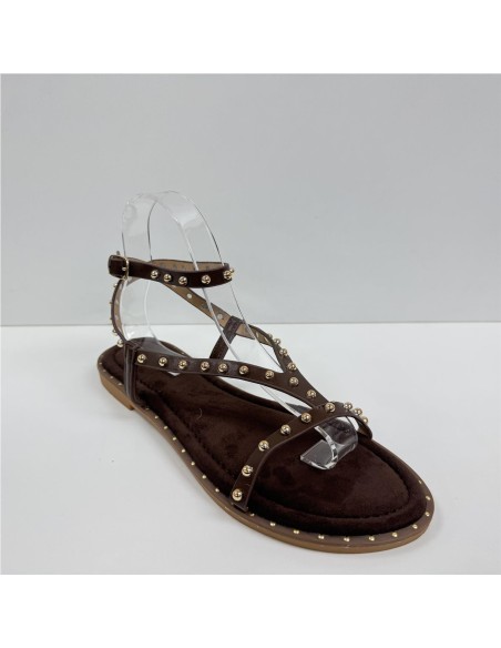 SANDALIA PLANA TACHAS MARRON