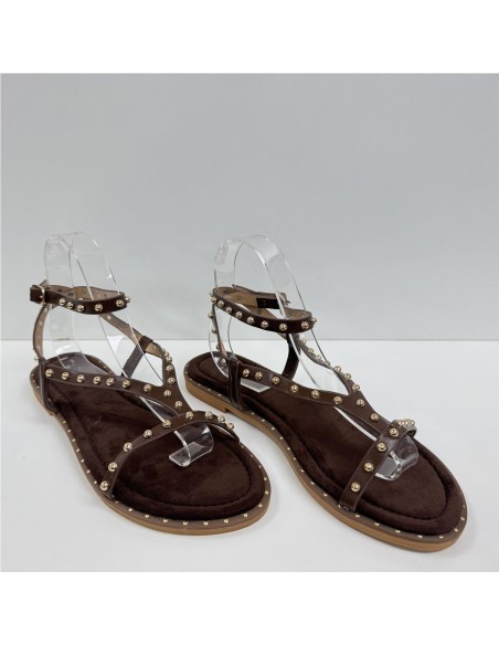 SANDALIA PLANA TACHAS MARRON
