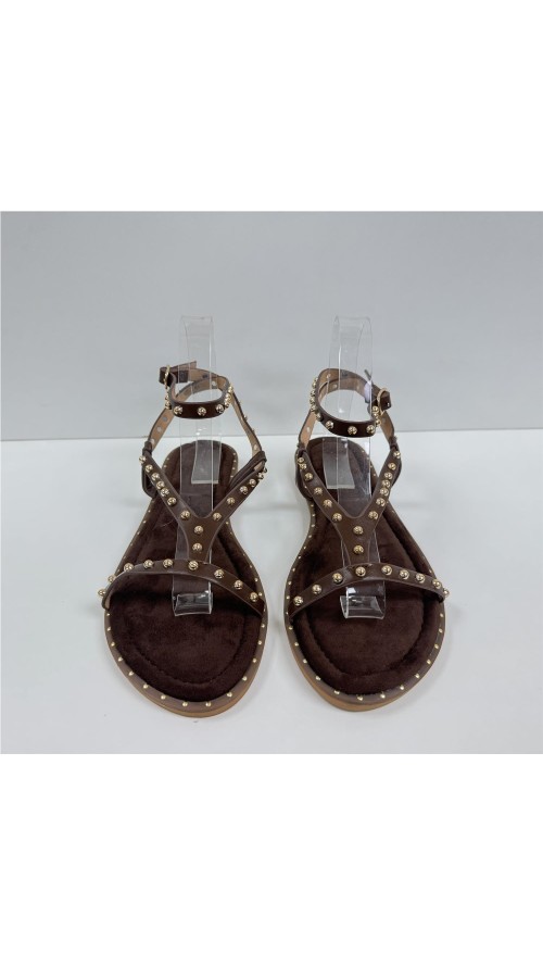 SANDALIA PLANA TACHAS MARRON